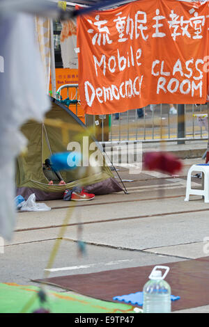 Die Zehen eines Schülers im Pro-Demokratie-Student Camp. Hennessy Road, Causeway Bay, Hongkong. Stockfoto