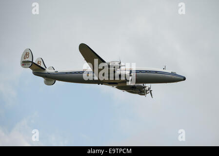 Duxford, Großbritannien - 13. Juli 2014: Lockheed C - 121 C Super Constellation im Besitz von Breitling, im Flug bei Duxford Flying Legends Airshow Stockfoto