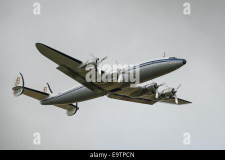 Duxford, Großbritannien - 13. Juli 2014: Lockheed C - 121 C Super Constellation im Besitz von Breitling, im Flug bei Duxford Flying Legends Airshow Stockfoto