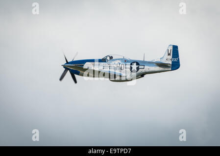 Duxford, Großbritannien - 13. Juli 2014: P51 Mustang in Duxford Flying Legends Airshow Stockfoto