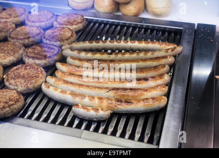 Currywurst und Burger Bratlinge wird gekocht, zubereitete Lebensmittel Zähler, Deutschland Stockfoto