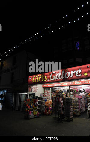 Night schrägen Porträt Pflaster Neuheiten Elektro Frontscheinwerfer "Geschenke in Hülle und Fülle"-Shop, zentralen Promenade Blackpool Illuminations Stockfoto