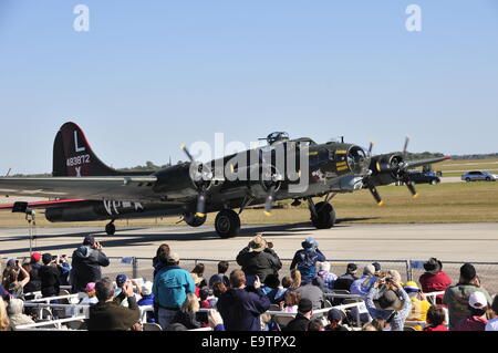 Houston, USA. 1. November 2014. Eine alte Bomber ist während der 30. Flügel über Houston Air Show auf dem Ellington-Flughafen in Houston, USA, 1. November 2014 gesehen. Der 30. Flügel über Houston Air Show startete hier Samstag im Beisein von mehr als 50.000 Zuschauer. Bildnachweis: Zhang Yongxing/Xinhua/Alamy Live-Nachrichten Stockfoto