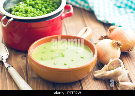 die Erbsensuppe in Keramikschale Stockfoto