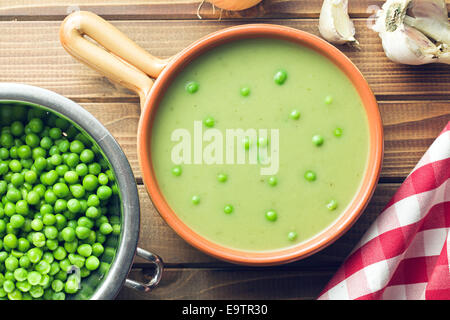 die Erbsensuppe in Keramikschale Stockfoto