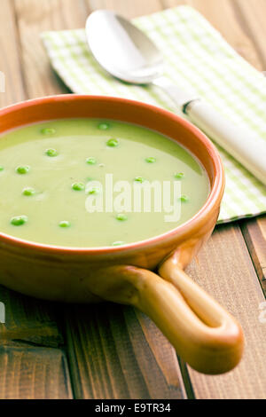 die Erbsensuppe in Keramikschale Stockfoto