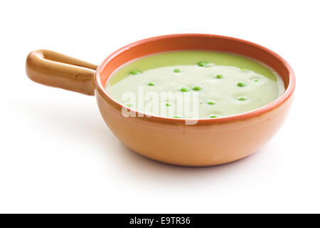 Erbsensuppe in Keramikschale auf weißem Hintergrund Stockfoto