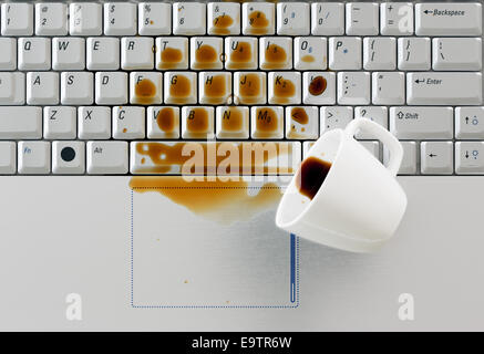 Kaffee auf der Tastatur verschüttet Stockfoto