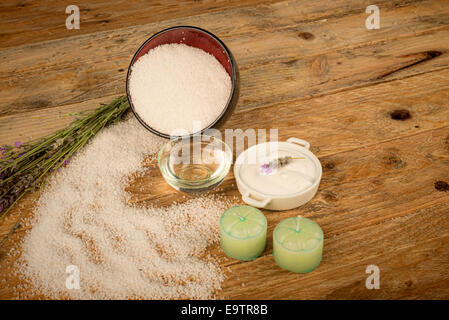 Badesalz, Lotion und ätherischen Ölen, Naturkosmetik Stockfoto