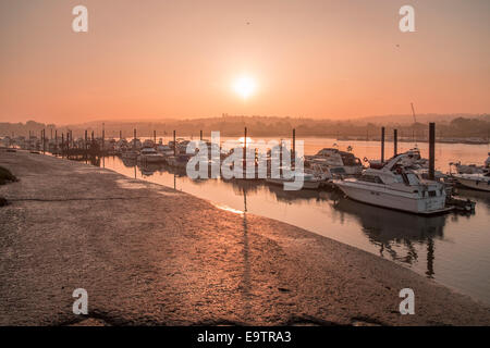 Sonnenuntergang über dem Fluss Medway in Rochester Kent. Mit Blick auf den Yachthafen. Stockfoto