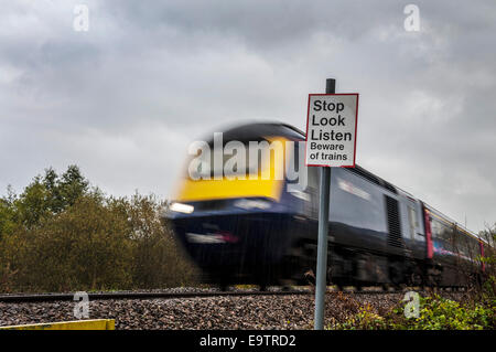 Bathford, Somerset, UK. 2. November 2014. Ein Diesel-Zug geht über eine Kreuzung in der Nähe des Dorfes. Network Rail ist der historische Great Western Main Line von London Paddington durch nach Swansea, mit Arbeit, die ab 2015 in Bad elektrisierend. Network Rail sagt, dass das Upgrade bringt erhebliche Vorteile für Bad, North East Somerset und ganz im Südwesten. Bildnachweis: Richard Wayman/Alamy Live-Nachrichten Stockfoto