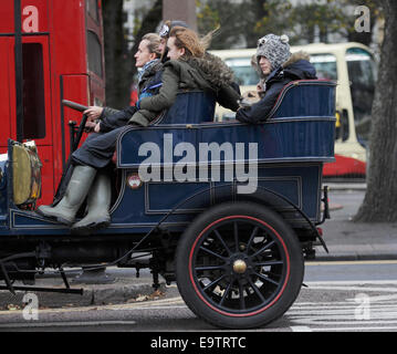 Brighton, UK. 2. November 2014. Fahrer und Passagiere mutig schrecklich nasse und windige Wetter wie sie in Brighton am Ende der Reise an der Bonhams London, Brighton Veteran Car Run heute The Run findet am ersten Sonntag jedes Jahr im November ankommen und die am längsten laufende Ereignis in der Welt Autofahren ist. Bildnachweis: Simon Dack/Alamy Live-Nachrichten Stockfoto