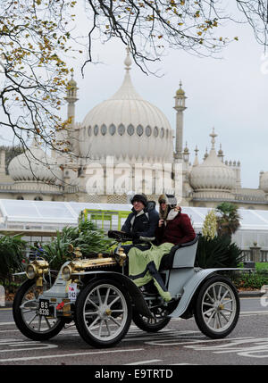 Brighton, UK. 2. November 2014. Fahrer und Passagiere mutig schrecklich nasse und windige Wetter wie sie in Brighton am Ende der Reise an der Bonhams London, Brighton Veteran Car Run heute The Run findet am ersten Sonntag jedes Jahr im November ankommen und die am längsten laufende Ereignis in der Welt Autofahren ist. Bildnachweis: Simon Dack/Alamy Live-Nachrichten Stockfoto