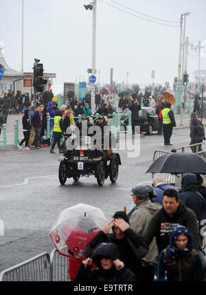 Bonhams London to Brighton Veteran Car Run am Meer in windigen Regenwetter UK Stockfoto