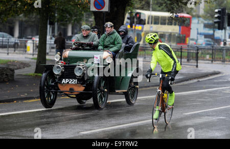 Brighton, UK. 2. November 2014. Fahrer und Passagiere mutig schrecklich nasse und windige Wetter wie sie in Brighton am Ende der Reise an der Bonhams London, Brighton Veteran Car Run heute The Run findet am ersten Sonntag jedes Jahr im November ankommen und die am längsten laufende Ereignis in der Welt Autofahren ist. Bildnachweis: Simon Dack/Alamy Live-Nachrichten Stockfoto