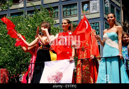 NYC: Drei Frauen reiten auf einem Schwimmer bei der jährlichen türkischen Day Parade auf der Madison Avenue Stockfoto