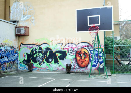 ZAGREB, Kroatien-Februar 24: Basketball Hof mit Basketball Hoop und Graffiti Wände am 24. Februar 2014 in Zagreb, Kroatien. Stockfoto