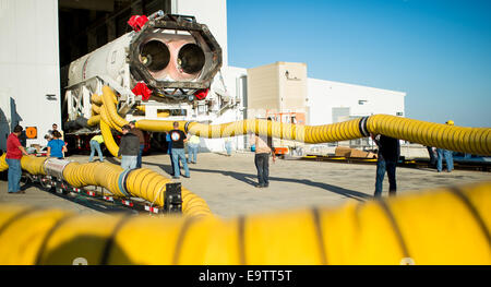 Die Orbital Sciences Corporation Antares-Rakete mit dem Cygnus Raumschiff an Bord, wird aus der horizontalen Integration Facility (HIF) zur Startrampe-0A, Freitag, 24. Oktober 2014, bei der NASA Wallops Flight Facility in Virginia gerollt. Die Antares startet Stockfoto