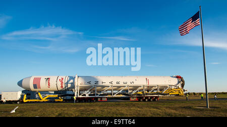 Die Orbital Sciences Corporation Antares-Rakete mit dem Cygnus Raumschiff an Bord, rollt die horizontale Integration Facility (HIF) zur Startrampe-0A, Freitag, 24. Oktober 2014, bei der NASA Wallops Flight Facility in Virginia. Die Antares startet mit Stockfoto