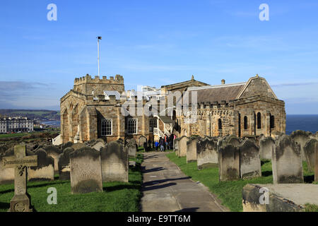 Ansicht der Kirche der Heiligen Maria und Grabsteine, Lane, Whitby Abbey, North Yorkshire, England Stockfoto