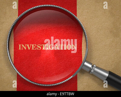 Untersuchung durch Lupe auf altes Papier mit rote vertikale Linie. Stockfoto