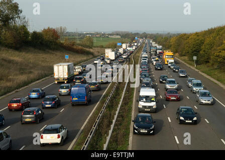 M5 Autobahn Stau beide Fahrbahnen sehr Büste starken Verkehr. 2014 HOMER SYKES in den 2010er Jahren Stockfoto