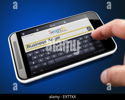 Business Angel in Such-String - Finger drückt den Knopf auf modernen Smartphone auf blauem Hintergrund. Stockfoto