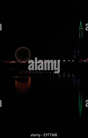 Nacht Porträt grüne Lichter Blackpool Tower Strand in Richtung rote Lichter Riesenrad, Central Pier, Blackpool Illuminations reflektieren Stockfoto