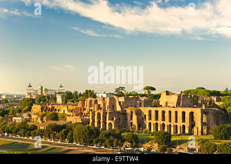Ansicht des Circus Maximus und Vittorio Emanuele Denkmal bei Sonnenuntergang, Rom, Italien Stockfoto