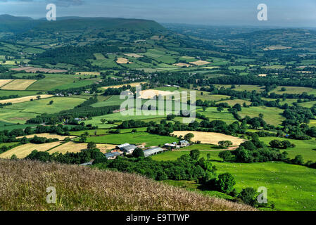 Ein Flickenteppich von Feldern in einem Talboden mit Blick auf die Usk Valley in der Ferne und den schwarzen Bergen. Stockfoto