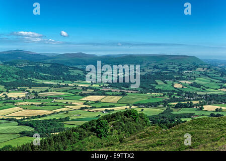 Auf der Suche nach Nordwesten in Richtung der schwarzen Berge aus Skirrid Fawr, über ein Patchwork der Felder unten im Tal. Stockfoto