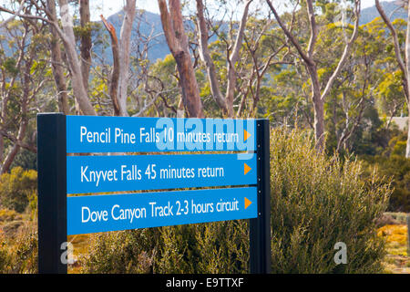 Sign post mit Gehzeiten in Cradle Mountain-Lake St. Clair national Wilderness Park, Tasmanien, Australien Stockfoto