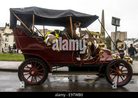 Bonhams London to Brighton Veteran Car Run auf 11.02.2014 stören Drive, Brighton: Autos kommen in Brighton, einem unglücklichen Auto bekommt eine Punktion eine halbe Meile hinter der Ziellinie. Bild von Julie Edwards Stockfoto