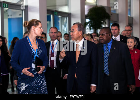 Kopenhagen, Dänemark. 2. November 2014. Herrn Ban Ki-Moon, Generalsekretär der Vereinten Nationen (Foto, Mitte) ist willkommen um den IPCC Veranstaltungsort, Tivoli Congress Hotel, von den Beamten aus dem dänischen Ministerium der Klima Foto, links). Mr.Ban Ki-Moon wird der IPCC-Pressekonferenz teilnehmen, wo sie Klima Platten zusammenfassende Berichte für COP20, Dezember, in Peru und COP21, 2015, in Frankreich Release. Bildnachweis: OJPHOTOS/Alamy Live-Nachrichten Stockfoto