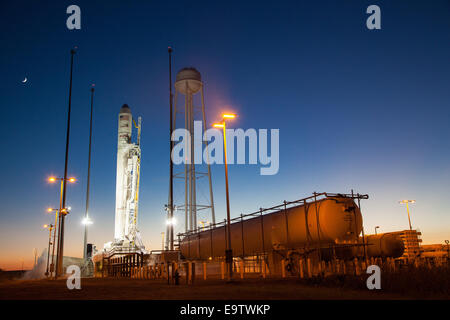 Die Antares-Rakete mit dem Cygnus-Raumschiff startet von Pad-0A auf dem mittleren Atlantischen Raumflughafen und stellt damit eine wichtige Mission für Orbitalwissenschaften und die NASA dar, die ISS wieder zu versorgen. Stockfoto