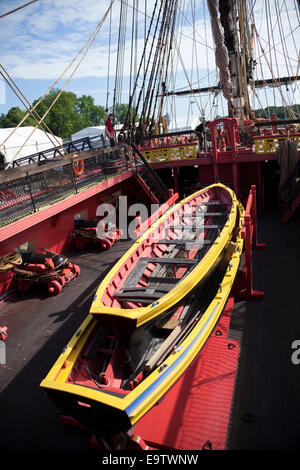 Ein Teil der Hermine Batteriedeck mit Rettungsbooten und ein paar Kanonen von 12 auf ihren Wagen. Canons et Bateaux de Sauvetage. Stockfoto