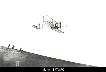 Dieses Foto von Orville Wright in seinem Gleiter in Kitty Hawk, North Carolina, wurde am 24. Oktober 1911 aufgenommen. Seinen neue Schirm hat alle Rekorde der gleiten durch tatsächlich soaring und bleiben im Flug für 9 Minuten und 45 Sekunden. Seinen Rekord dauerte f Stockfoto