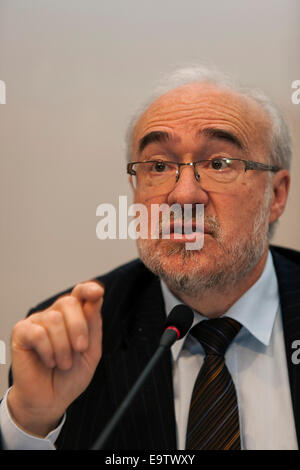 Kopenhagen, Dänemark. 2. November 2014. Herr Michel Jarraud, Generalsekretär der World Meteorological Organization, abgebildet auf der IPCC-Pressekonferenz in Kopenhagen, wo er Fragen aus den Medien Credit beantwortet: OJPHOTOS/Alamy Live News Stockfoto