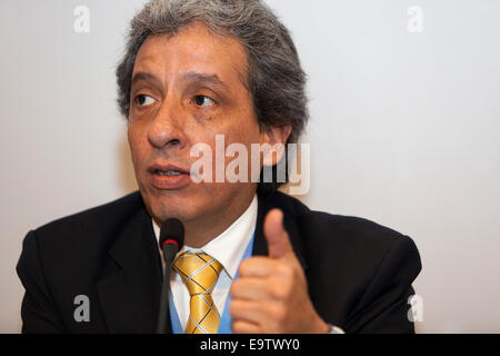 Kopenhagen, Dänemark. 2. November 2014. Herr Manuel Pulgar Vidal, Minister für Umwelt, Peru, abgebildet auf der IPCC-Pressekonferenz in Kopenhagen Credit: OJPHOTOS/Alamy Live News Stockfoto