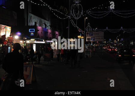 Nachtansicht, Blick nach Süden, zentralen Promenade "Bling Illuminations" Menschen zu Fuß durch Fast-Food Stände, Koralleninsel, Blackpool Stockfoto