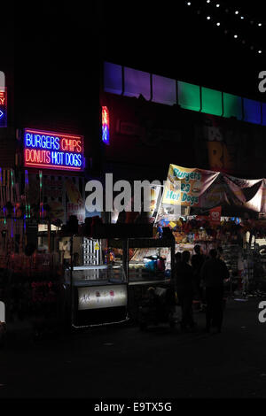 Nachtporträt beleuchtet Verkaufsständen, Burger, Eis, Neuheiten, Rock, Coral Island Arcade, zentralen Promenade Blackpool Stockfoto