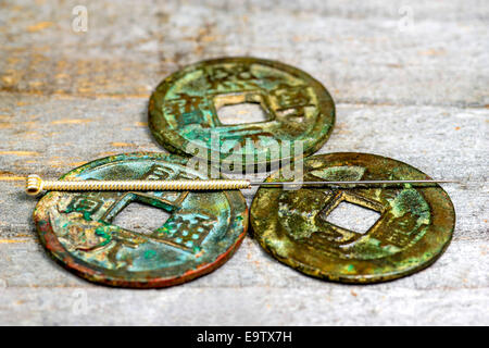 Akupunktur-Nadel auf antike chinesische Münze Stockfoto