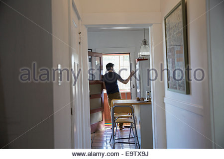 Mann in Küche Tür stehe