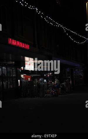 Nachtporträt schrägen Rock & Geschenkeladen, Bürgersteig Neuheiten, in der Nähe von Harry Ramsden, zentralen Promenade Blackpool Illuminations Stockfoto