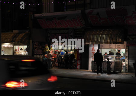 Nacht Ansicht Bewegung blau Auto vorbeifahrenden Menschen Fast-Food, Dart-Ständen, in der Nähe von Central Pier, zentralen Promenade Blackpool Illuminations Stockfoto