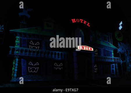 Nacht schräg Anzeigen grün lila Haunted Hotel Tableau, mit weißen Neonröhren und gruselige Bilder, Blackpool Illuminations, UK Stockfoto