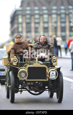 London, UK. 2. November 2014. Ein 1903 Darracq Tonneau (Besitzer: Malcolm Ginns) Westminster Brücke während des 2014 Bonhams London to Brighton Veteran Car Run. Bildnachweis: Michael Preston/Alamy Live-Nachrichten Stockfoto