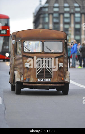 London, UK. 2. November 2014. Ein 1963 Citroen HY72 Licht Van Westminster Brücke während des 2014 Bonhams London to Brighton Veteran Car Run. Bildnachweis: Michael Preston/Alamy Live-Nachrichten Stockfoto