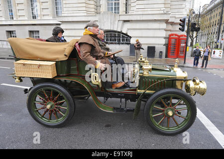 London, UK. 2. November 2014. Ein 1903 Darracq Tonneau (Besitzer: Malcolm Ginns) während des 2014 Bonhams London to Brighton Veteran Car Run durch London fahren. Bildnachweis: Michael Preston/Alamy Live-Nachrichten Stockfoto