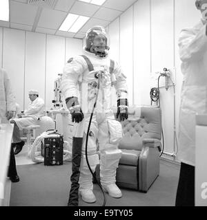 "Deke" Apollo Sojus Test Projekt (ASTP) Prime Crew Mitglied Donald K. Slayton passt bis Höhe-Test von Apollo Befehl Modul in einer Höhe Kammer des KSC bemannte Raumfahrzeuge Operationen Gebäude (MSOB). Stockfoto